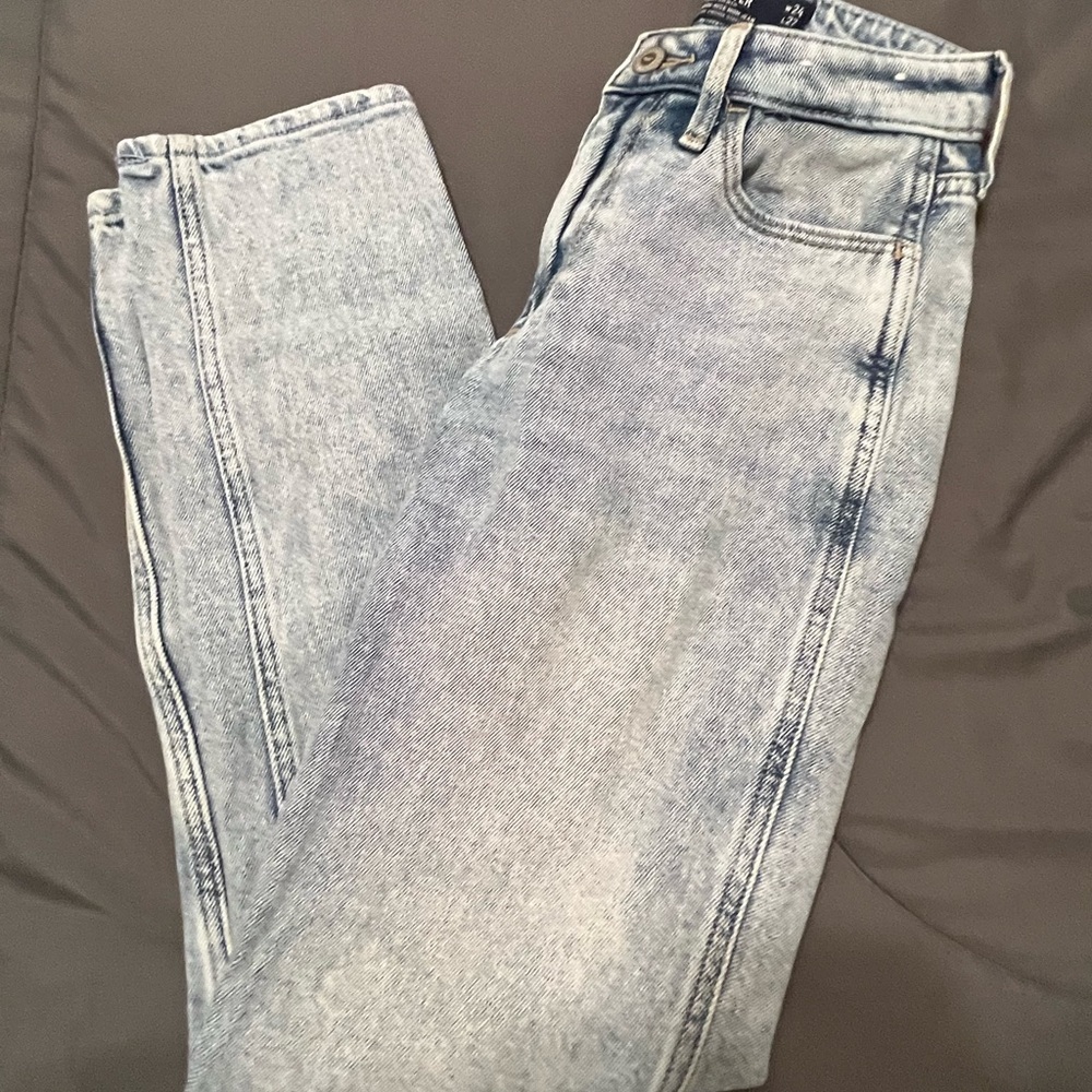 hollister light wash curvy high-rise mom jeans